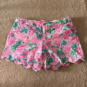 Lilly Pulitzer “That’s What I Heard” buttercup scalloped edge shorts, size 6